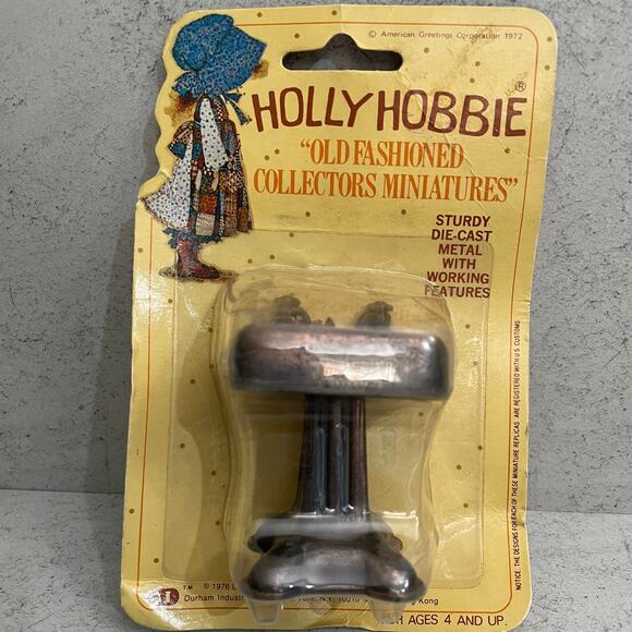 Vintage Holly Hobbie Collectors Miniatures No. 45 Pedestal Sink - Picture 1 of 3